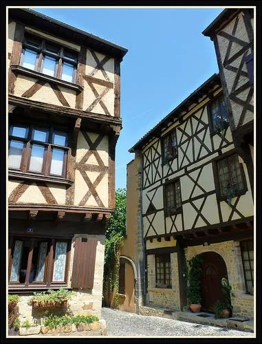  Capitale de l'ail , resserre autour de masse de Saint-Cerneuf, aux confins de la Limagne, je suis :