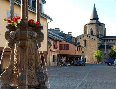 Quelle est cette abbaye bndictine des Hautes-Pyrnes dont l'glise fortifie abrite un bnitier  cariatides, dit des Cagots, ces mystrieux pestifrs qui n'avaient accs au saint lieu que par une porte basse ?