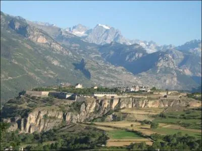 Comment fut surnomme aprs la Rvolution la forteresse de Mont-Dauphin, construite sur les plans de Vauban, si dissuasive qu'elle ne fut jamais attaque en trois sicles ?