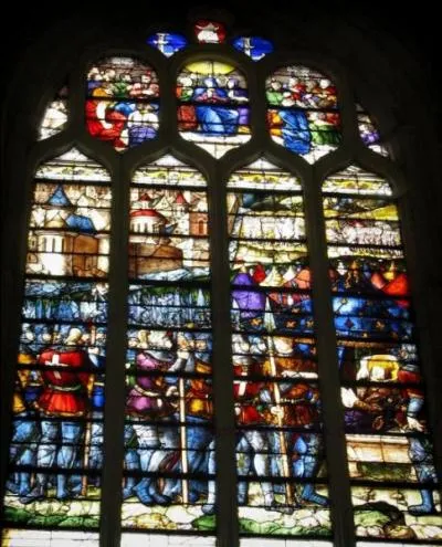 Dans quel dpartement est situ Champigny-sur-Veude dont le superbe chteau fut ras par Richelieu qui n'osa cependant pas toucher  la Sainte-Chapelle dote de magnifiques vitraux du seizime ?