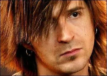 Quel est le nom de ce chanteur, vainqueur de la 2me saison de  Nouvelle Star  qui interprte  Garde-moi , titre extrait de son album  A l'envers  ?