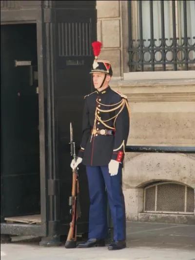 Quel corps militaire n'existe pas au sein de la Garde rpublicaine ?