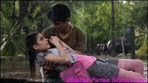 Qui la rattrape deux fois de suite avant qu'elle ne tombe ?