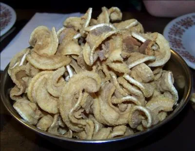 Les  Oreilles de crisse  ou   Oreilles du Christ   est un mets qubcois. Ce sont des croustilles labores  base de...