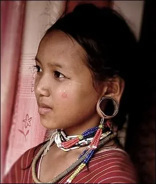 Les Kayaws, femmes aux grandes oreilles dont leur lobe distendu est perc d'un anneau, forment avec les Kayans ( femmes-girafes ) un sous groupe des Karens, une ethnie de quel pays ?