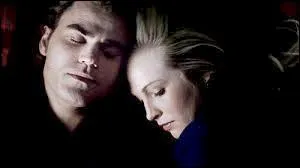 Dans quelle saison Caroline et Stefan se rapprochent-ils ?