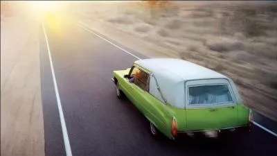 La meilleure pour la fin ? Si je devais n'en garder qu'une, ce serait  6 feet under  : en la  guettant  chaque semaine, on fait partie des Fisher. Mais comment s'appelle, dans l'entreprise, le mtier de Rico  celui qui rend les corps beaux pour les corbeaux  ?