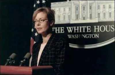 Mme si le prsident des Etats-Unis (Martin Sheen) est trop  parfait  pour tre crdible, l'essentiel l'tait suffisamment dans  A la Maison-Blanche . Parfaits les interprtes et parmi eux, Allison Janney (C. J. ). Mais quelle tait sa fonction ?