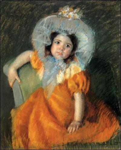 Enfant dans une robe orange.