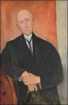 Homme assis sur fond orange.