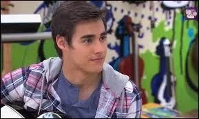 Quand il est parti en tournée mondiale, est-il passé par la France et quelle rôle a-t-il joué ?