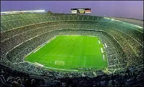 Comment s'appelle le stade de Barcelone ?