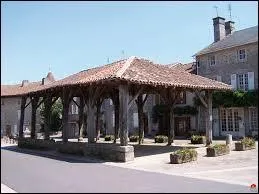 Voici la halle en bois du village limousin de Mortemart. Class parmi les Plus Beaux Villages de France, il se situe dans e dpartement n ...