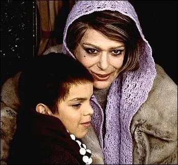  La promesse de l'aube , film franco-amricain de Jules Dassin sorti en 1970, avec Mlina Mercouri, est inspir du roman autobiographique du mme nom, de l'crivain :