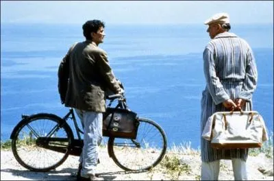 Dans les annes 50, sur une petite le italienne, un facteur livre du courrier  Pablo Neruda, crivain et pote chilien. Au fil des jours, ils apprendront  se connatre et le facteur dcouvrira le pouvoir de la posie. Qui interprte le rle de Pablo Neruda dans ce film franco-belge intitul  Le facteur , sorti en 1994 ?