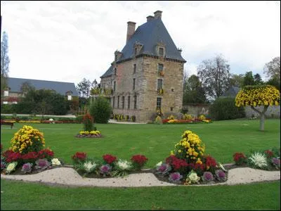 Le chteau des Montgommery se trouve  Ducey dans le dpartement de ...