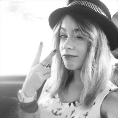 Qu'y a-t-il écrit sur un des tatouages de Martina ?