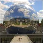 Ce cinma se trouve au beau milieu de la Villette :