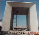 Ce monument se trouve au centre du quartier des affaires parisien, c'est :