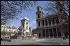 Eglise au grandes orgues et place avec fontaine, dans le VI me arrondissement :
