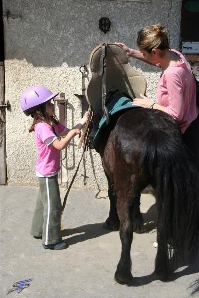 Comment se nomme le professeur d'quitation ?