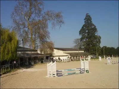 Dans un Poney-Club, comment se nomme l'endroit o on monte en extrieur ?