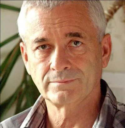 Avec qui la commissaire a-t-elle adopté un petit garçon ?