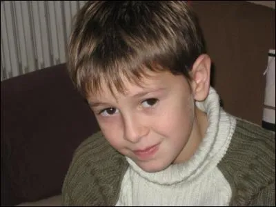 Comment se prénomme son fils adoptif ?