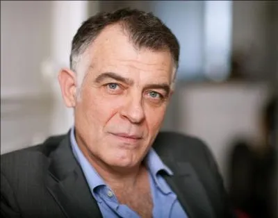 Comment s'appelle le supérieur de la commissaire, à Paris ?