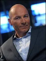 Avec qui a-t-elle une liaison à Paris ?