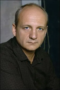 Comment s'appelle leur supérieur, le brigadier-chef, joué par Vincent Nemeth ?