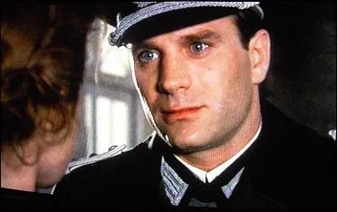 A la fin de la nouvelle, que dit la jeune fille au capitaine allemand ?