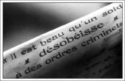 Lorsque Vercors adapte son texte au thtre, il l'enrichit de quelques rpliques. Quand l'officier se demande o est son devoir, l'oncle fait rfrence  un livre d'Anatole France :  Il est beau, pour un soldat, de dsobir  des ordres criminels . Tandis que, dans le film, l'Allemand ne dit rien et continue  observer l'oncle, dans la pice de thtre, il rplique :  Que que dites-vous l ?  