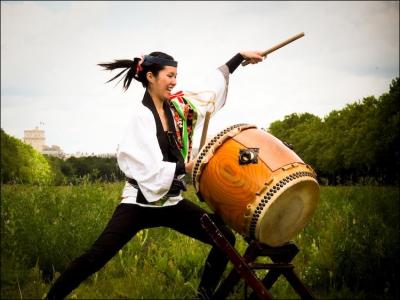 Japon : tambour traditionnel taill dans une seule pice de bois. Des baguettes frappent les peaux ou le ft !