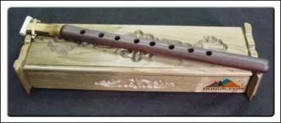 Armnie : instrument  vent,  anche double. Le corps en bois d'abricotier possde dix trous !