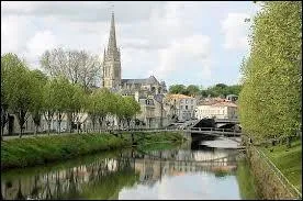 Nous nous rendons  Fontenay-le-Comte, ville situe dans le dpartement ...