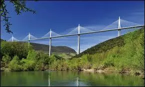 Le Viaduc de Millau est-il plus haut que la Tour Eiffel ?