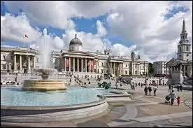 Dans quelle ville se situe Trafalgar Square ?