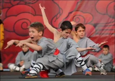 D'aprs la lgende, quel serait (approximativement) l'adage des socits reprsentes par les quatre doigts serrs et tendus de la main gauche ?