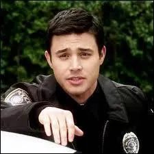 Dans le train d'Halloween, dans la saison 3, qui est enferm avec Garrett mort dans une bote ?