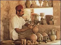 Tradition - La poterie tunisienne est principalement issue de...