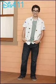 Comment s'appelle le petit frère de Liv et Maddie ?