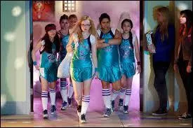 Quelle est la couleur des combinaisons de basket de l'équipe de Maddie ?