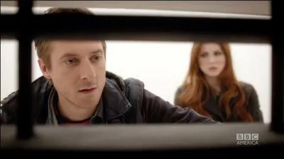 Même épisode. Quelle question pose Rory à propos des Daleks qui sont dans l'asile ?