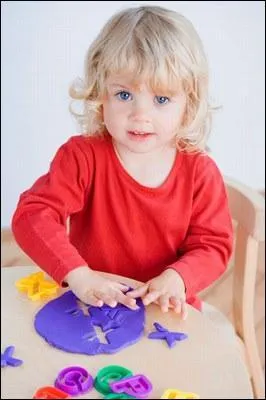 Généralement, à quel âge apparaissent les premiers symptômes évidents du syndrome d'Asperger ?