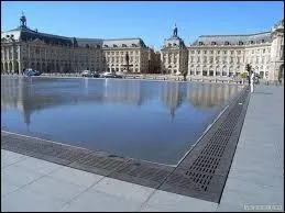 Ce "miroir d'eau" est très rapidement devenu l'un des emblèmes de la ville où il se situe. De quelle ville s'agit-il ?