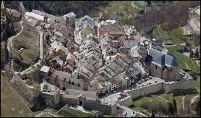 Cette célèbre citadelle domine la ville de :