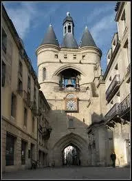 Dans quelle ville est érigé ce célèbre bâtiment dit "la grosse cloche" ?