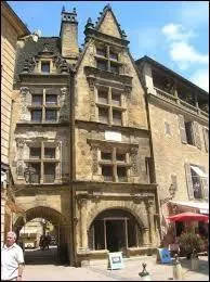 Cette maison mythique, la "Maison de la Boétie", se trouve au coeur de la magnifique ville de :