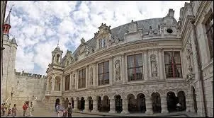 Ce magnifique hôtel de ville, a malheureusement été victime d'un incendie en 2013. Il se trouve à :